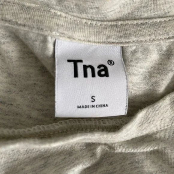 (Aritzia) TNA cropped tshirt - Picture 4 of 4